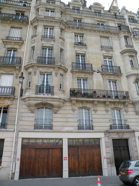  la journaliste et militante féministe Yvonne Netter habita cette maison de 1911 à 1985